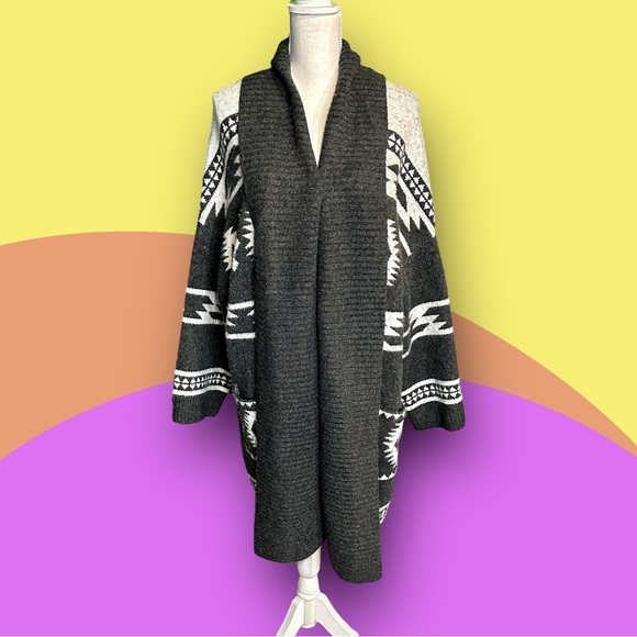 Plus Size Women’s Gray/White Fuzzy Shawl Collar Aztec Print Open Front Cardigan - Picture 3 of 11